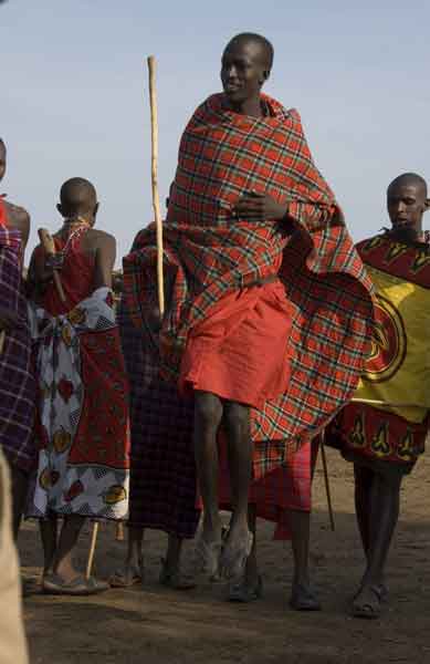 08 - Kenia - poblado Masai, hombres bailando